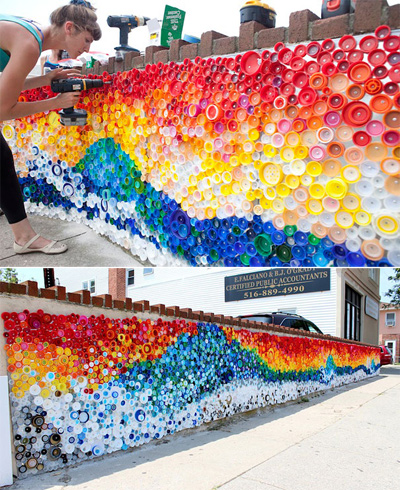 Chỉ từ nắp chai và ít đinh ốc, nữ nghệ sĩ tài năng đã tạo ra một bức tường rực rỡ.