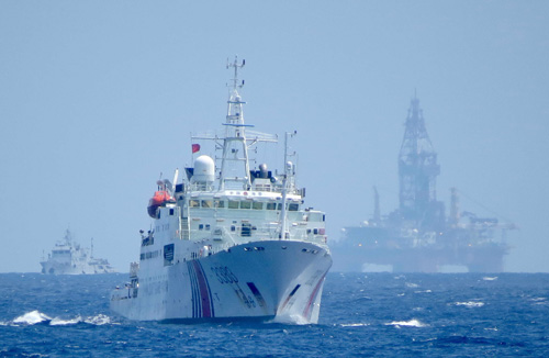 Giàn khoan Hải Dương-981 và các tàu Trung Quốc hoạt động trái phép trong vùng biển Việt Nam-  Ảnh: Độc Lập