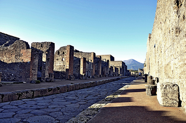 Vào ngày 24 tháng 8 năm 79 sau CN, núi lửa Vesuvius phun trào, bao phủ toàn bộ thành phố Pompeii bằng tro và đất. Thành phố được bảo tồn nguyên vẹn từ đó tới nay. Tất cả đồ dùng từ các lọ, bàn cho đến các bức tranh và cư dân đều như bị đóng băng bởi thời gian. Từ đó cái tên Pompeii bị lãng quên trong lịch sử. Thành phố được khai quật trở lại vào thế kỷ 18.