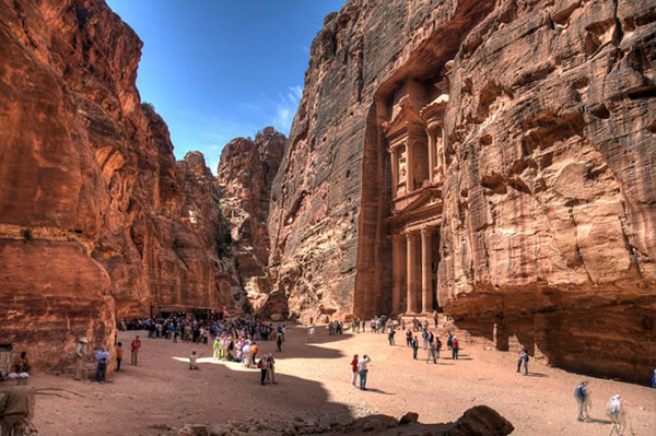 Petra là cố đô của vương quốc Nabataea. Nó đã từng là nơi giao thương quan trọng trên con đường Tơ lụa, nối Trung Quốc, Ấn Độ và Nam Arabia với Ai Cập, Hy Lạp và Rome. Sau vài trận động đất, hệ thống quản lý nước quan trọng của thành phố bị phá huỷ và Petra trở nên hoang tàn từ thế kỷ thứ 6. Petra được phát hiện lại bởi một nhà khám phá người Thuỵ Sĩ năm 1812. Petra hiện nay thuộc Jordan.