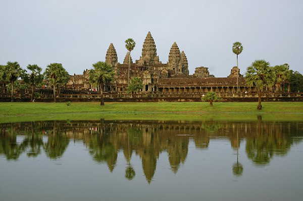 Angkor là khu quần thể đền của Campuchia - dấu ấn thời kỳ huy hoàng của đế chế Khmer từ thế kỷ thứ 9 tới thế kỷ 15 sau CN. Khu quần thể này bao gồm ngôi đền Angkor và đền Bayon (tại khu Angkor Thom) nổi tiếng. Trong thời kỳ lịch sử của nó, Angkor đã trải qua nhiều biến đổi về tôn giáo, từ Hindu sang đạo Phật và ngược lại nhiều lần. Thời kỳ của Angkor chấm dứt năm 1431 - năm Angkor bị xâm chiếm bởi quân Ayutthaya, mặc dù trước đó nền văn minh này đã bị suy tàn.