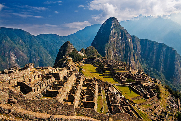 Là một trong những thành phố bị lãng quên nổi tiếng nhất thế giới, Machu Picchu được tái phát hiện lại năm 1911 bởi nhà nghiên cứu lịch sử Hawaii, Hiram, sau khi bị bỏ quên tại thung lũng Urubamba hàng thế kỷ. Thành phố lãng quên của người Inca này là một thành phố có thể tự cung tự cấp với nhiều suối tự nhiên và đất đai nông nghiệp trù phú. Macha Picchu nằm tại Peru và không hề được biết đến trong lịch sử cho tới tận năm 1911.