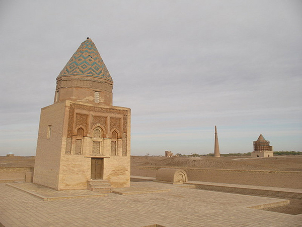 Nằm cạnh con sông Amu-Darya của Uzbekistan, Urgench trước đây là một trong những thành phố vĩ đại trên con đường Tơ lụa. Thế kỷ 12 và 13 là thời kỳ huy hoàng của Urgench và nó trở thành thủ đô của đế chế Trung Á - Khwarezm. Năm 1221, Thành Cát Tư Hãn xâm chiếm Urgench và nghiền nát thành phố. Phụ nữ trẻ và trẻ em trở thành nô lệ của binh lính Mông Cổ, những người còn lại bị xử tử. Thành phố phục hồi trở lại sau khi Thành Cát Tư Hãn bị sụp đổ nhưng sự đổi hướng của Amu-Darya sang phía Bắc khiến cho người dân tại đây phải rời bỏ thành phố mãi mãi.