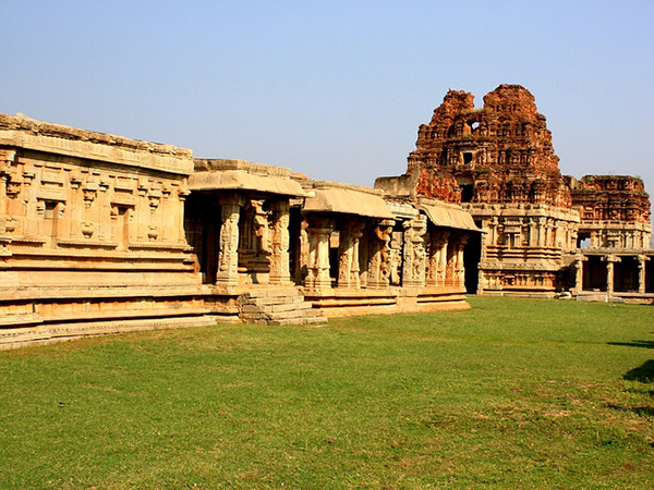 Vijayanagara là một trong những thành phố rộng lớn nhất thế giới với hơn 500.000 cư dân. Thành phố Ấn Độ này phát triển rực rỡ từ thế kỷ 14 tới thế kỷ 16 khi đế chế Vijayanagar trong thời kỳ hùng mạnh nhất. Đến năm 1565, đế chế Vijayanagar bị thất bại trước sự xâm chiếm của quân Hồi giáo và thành phố bị tàn phá, dân chúng di tán, các đền Hindu bị phá huỷ. Từ đó, không ai tới đây sinh sống nữa, ngay cả sau khi quân Hồi giáo rút đi.