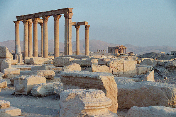 Palmyra có nghĩa là Thành phố của những cây cọ. Nó đã từng là một thành phố thịnh vượng và quan trọng, nằm dọc tuyến đường nối Persia với các cảng của Roma Syria, Địa Trung Hải. Được xây dựng từ năm 212 và bị rơi vào tay quân Arab năm 634. Tuy không bị quân Hồi giáo phá huỷ nhưng dưới sự cai trị của Ottoman, Palmyra suy yếu và mất đi vị thế quan trọng của nó. Tới thế kỷ 17, Palmyra được phát hiện bởi khách du lịch phương tây.