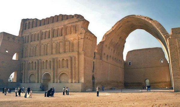 Vào thế kỷ thứ 6, Ctesiphon là một trong những thành phố rộng lớn nhất thế giới và một trong những thành phố quan trọng nhất của Mesopotamia. Cũng bởi tầm quan trọng của nó, Ctesiphon luôn là mục tiêu xâm chiếm của đế chế Roma và bị chiếm giữ 5 lần. Tới năm 637, thành phố rơi vào tay quân đội Hồi giáo trong cuộc xâm lược của Persia. Sau khi thủ đô Abbasid tại Baghdad được thành lập, thành phố này trở nên suy yếu và hoang tàn. Ctesiphon hiện nay nằm tại Iraq và chỉ còn cổng vòm lớn Taq-i Kisra tồn tại.