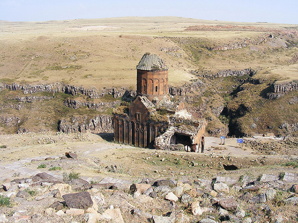 Ani phát triển từ thế kỷ 5 sau CN và trở thành cố đô của Armenia vào thế kỷ 10th. Rất nhiều nhà thờ, theo phong cách kiến trúc trung cổ đã được xây dựng trong thời kỳ này. Ani còn có tên gọi là 'Thành phố của 1001 nhà thờ'. Tại thời kỳ thịnh vượng nhất, thành phố có từ 100.000 tới 200.000 dân. Nó bị phá huỷ bởi trận động đất lớn vào năm 1319. Con đường giao thương trong khu vực cũng thay đổi khiến cho Ani không bao giờ được khôi phục trở lại. Những tàn tích của thành phố hiện nay nằm tại Thổ Nhĩ Kỳ.