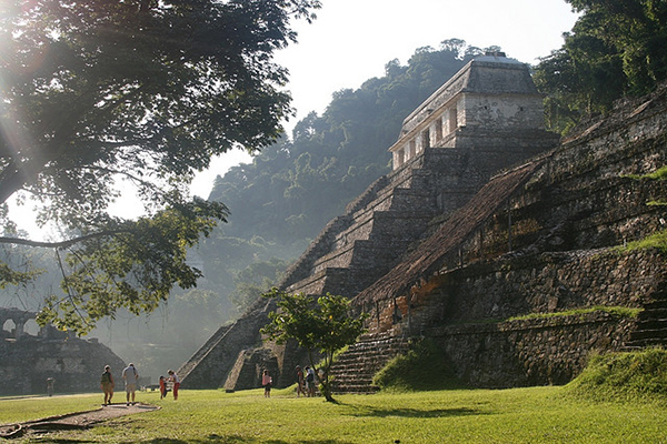 Palenque tại Mexico bé nhỏ hơn rất nhiều thành phố khác của Maya nhưng nó lại bao gồm những bức tượng và kiến trúc đẹp nhất của nền văn minh Maya. Hầu hết các công trình của Palenque có từ khoảng 600 tới 800 năm sau CN. Thành phố bị suy tàn bắt đầu từ thế kỷ thứ 8.
