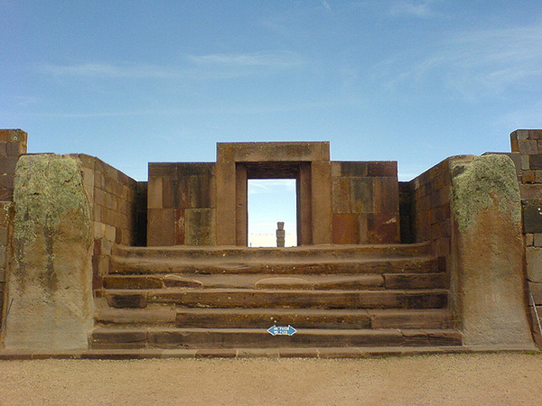 Nằm gần bờ biển phía đông nam của hồ Titicaca ở Bolivia, Tiwanaku là một trong những thành phố quan trọng nhất Đế chế Inca. Trong khoảng thời gian giữa 300 năm trước CN và 300 năm sau CN, Tiwanaku được cho là trung tâm luân lý và vũ trụ đối với những người hành hương. Tiwanaku trở thành đô thị khoảng giữa thế kỷ 7 và 9. Khoảng năm 1000 sau CN, khí hậu trở nên khô hạn và thành phố mất đi chức năng là nơi cung cấp lương thực, thực phẩm quan trọng cho đế chế Inca.