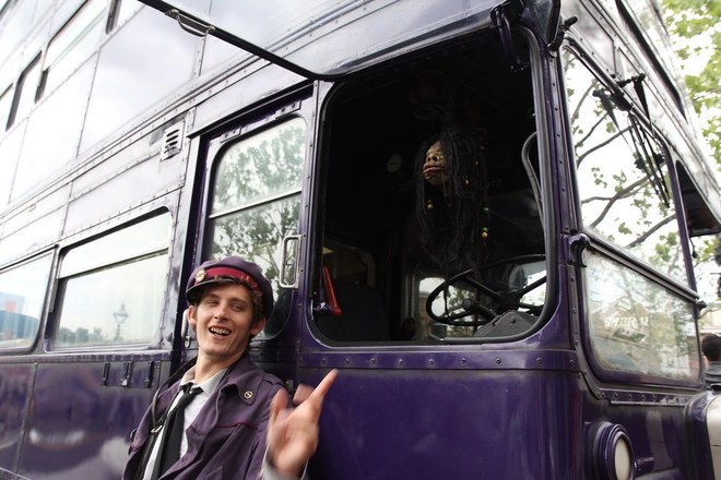 Nếu đón chuyến xe bus Hiệp sĩ, bạn sẽ bắt gặp anh lơ xe và tài xế Dre Head. 