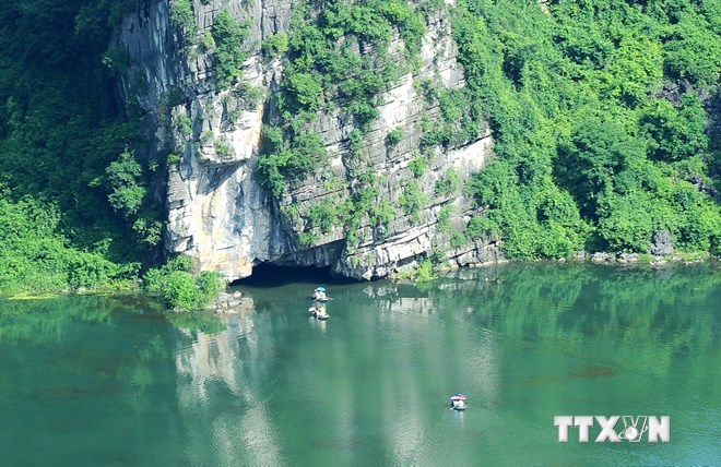 Cảnh quan thiên nhiên tuyệt đẹp của núi non, hang động và sông nước