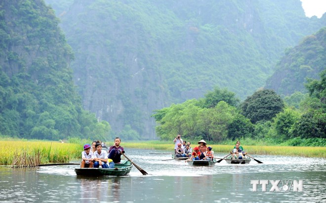 Vẻ đẹp hài hòa giữa không gian non nước trên đường vào khu du lịch Tam Cốc-Bích Động