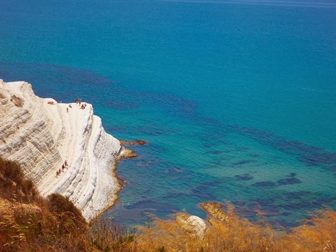 Nó nằm trên bờ biển Realmonte gần cảng Empedocle, ở phía nam đảo Sicily của Ý.