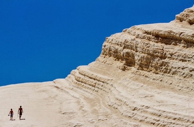 Vách đá được hình thành bởi đất sét pha đá vôi với đá trầm tích, cho ra một màu trắng đặc trưng. Bờ biển Realmonte có dốc đứng nằm giữa hai bãi biển cát và có thể dễ dàng viếng thăm.