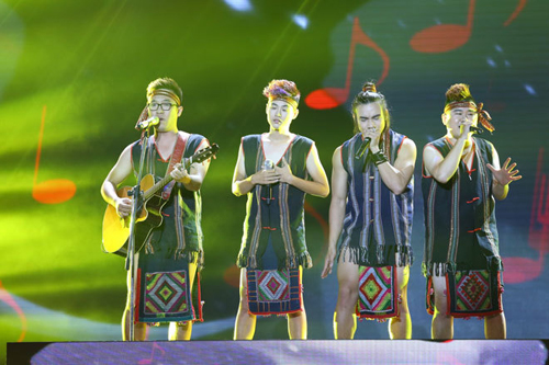 Chiếc khố của bốn thành viên nhóm F-Band có họa tiết giống khăn Piêu