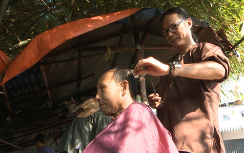 Trong khi đó, Nghệ sĩ Ưu tú Trần Lực có không ít khách đến hàng cắt tóc của anh. Tuy vậy, câu tư vấn chung nhất của nam nghệ sĩ cho khách hàng là tóc của khách đang rất hợp với khuôn mặt, chỉ cần tỉa tót thêm chút ít chứ không cần cắt nhiều.