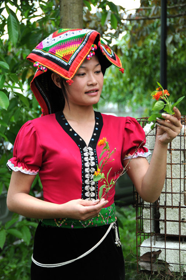 Khăn Piêu vốn được coi là vật đội đầu thiêng liêng của phụ nữ người Thái ở Tây Bắc.