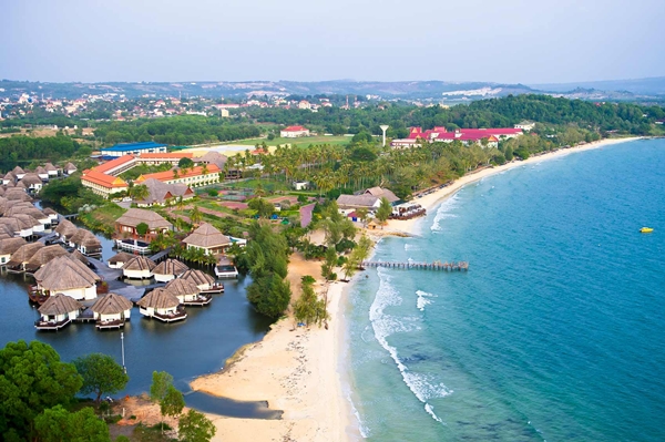 2.Sihanoukville là thành phố nghỉ mát ven biển hàng đầu của Campuchia, quyến rũ du khách với những bãi cát trắng trải dài, những hòn đảo nước xanh trong như sapphire.