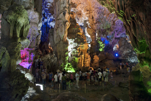 Vẻ đẹp rực rỡ và độc đáo của động Thiên Cung nằm trong quần thể Vịnh Hạ Long.