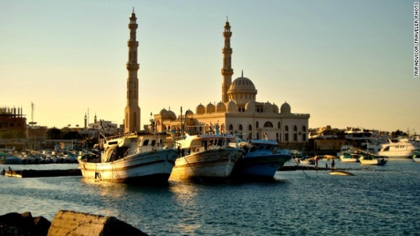 7. Hurghada -  Ai Cập  là một thành phố nằm bên Biển Đỏ. Hurghada đã từng là một ngôi làng đánh cá khá nhỏ với có các bãi biển đẹp trước khi trở thành một trong những điểm đến du lịch ưa thích của người dân Ai Cập cũng như du khách quốc tế. 