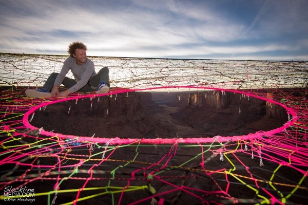 Tấm lưới mong manh nhưng kh&ocirc;ng thể phủ nhận l&agrave; n&oacute; rất rực rỡ khi nằm giữa một kh&ocirc;ng gian đ&aacute; n&uacute;i kh&ocirc; cằn.