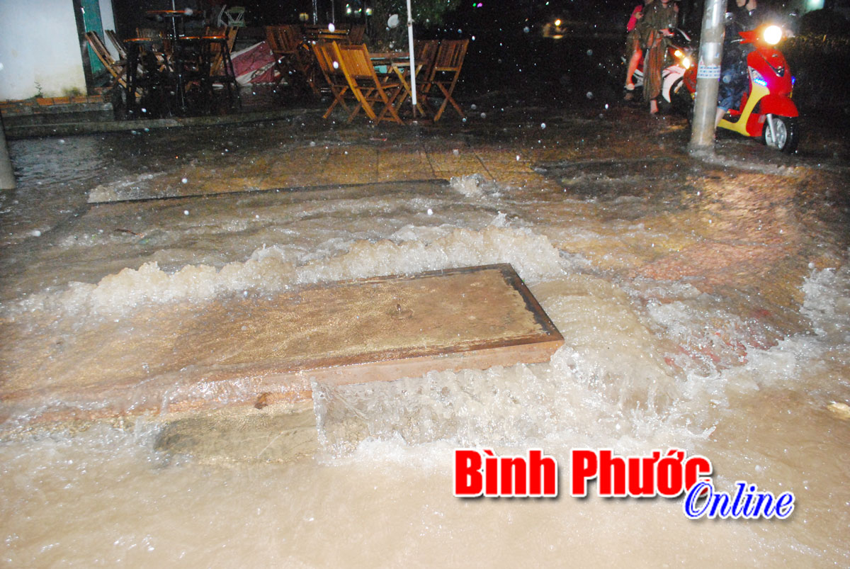 Vị trí địa lý thấp nên đường Hùng Vường bị nước dưới cống tràn lên gây ngập lụt