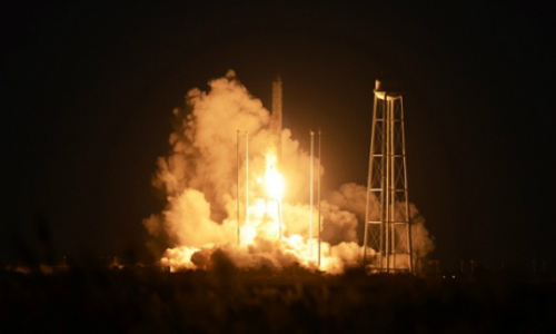 Tên lửa Antares làm nhiệm vụ vẫn chuyển hàng đến ISS phát nổ ngay sau khi phóng tại Virginia hôm 28/10. Ảnh: AP