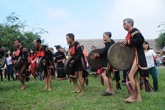 Độc tấu Đinh Vuốt, Đinh Ktuk, song tấu Đinh pong, Múa Giã gạo đêm trăng, những làn điệu cồng chiêng gợi đưa người xem về một không gian săn bắn, không gian làm rẫy, không gian lễ hội của tộc người Ê đê.