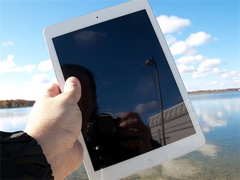 Nhiều nhà phân tích cho rằng mẫu iPad Air 2 mới có thể sẽ trang bị màn hình với lớp chống chói được cải tiến, giúp người dùng dễ dàng xem trong điều kiện trời nắng. Nút âm lượng dường như cũng sẽ được thiết kế hơi lõm vào giống như iPhone 6.