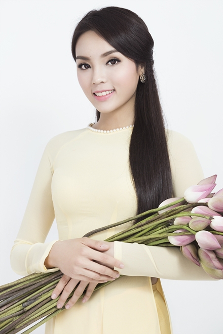 Đăng quang Hoa hậu Việt Nam 2014, Nguyễn Cao Kỳ Duyên nhận được sự quan tâm lớn của công chúng.