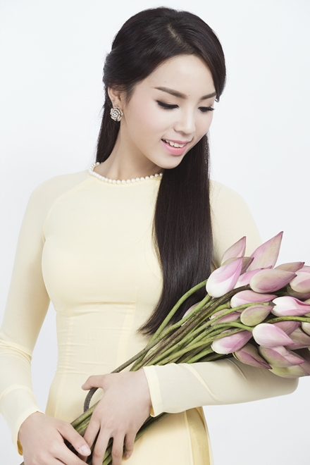 Trong bộ ảnh mới, Kỳ Duyên chọn áo dài tạo dáng bên hoa sen. Để phù hợp với bộ áo truyền thống, Hoa hậu chải tóc đơn giản và trang điểm vừa phải.