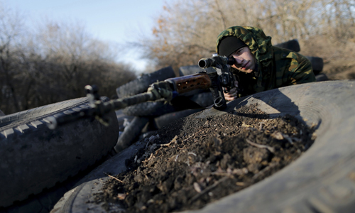 A Pro-Russian separatist poses at a checkpoint near the village of Hrabove (Grabovo) in Donetsk region, eastern Ukraine November 20, 2014. REUTERS/Antonio Bronic (UKRAINE - Tags: CONFLICT MILITARY)