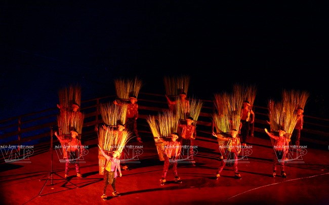 Chương trình biểu diễn nghệ thuật “Ấn tượng Vũ Long” do đạo diễn Trương Nghệ Mưu làm cố vấn nghệ thuật với sự tham gia của gần 200 diễn viên chuyên nghiệp miêu tả sinh động cuộc sống thường ngày của người dân huyện Vũ Long.