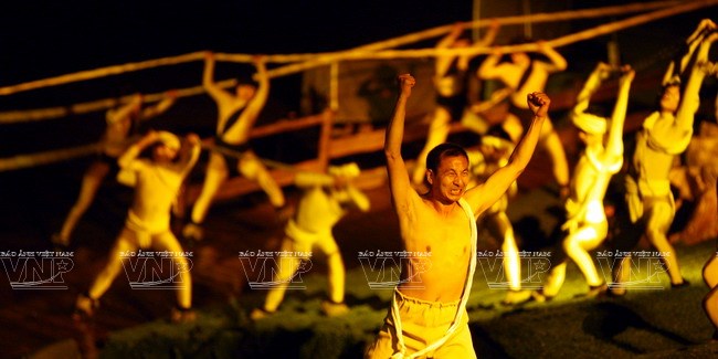 Hoạt cảnh thuyền phu kéo thuyền trên sông Trường Giang trong chương trình biểu diễn nghệ thuật “Ấn tượng Vũ Long.”