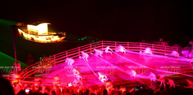 Tái hiện lại hình ảnh con thuyền và công việc của thuyền phu trên sông Trường Giang trong chương trình biểu diễn nghệ thuật “Ấn tượng Vũ Long”.