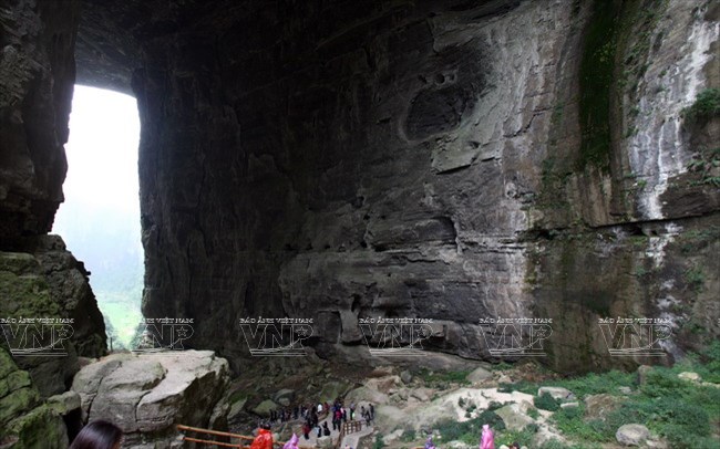 Vách đá mang tên “Thiên Long Kiều” cao 235m, bắc ngang qua thung lũng của quần thể núi đá vôi ở công viên địa chất Vũ Long.