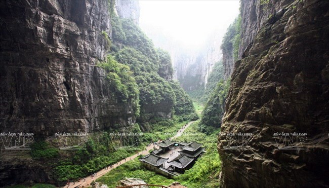 “Dịch quán Thiên Phúc” nhìn từ đỉnh núi, nơi được chọn làm bối cảnh cho các bộ phim nổi tiếng như “Hoàng Kim Giáp,” “Transformer 4”…