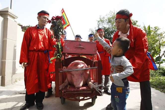 Một cậu bé bỏ tiền cho 