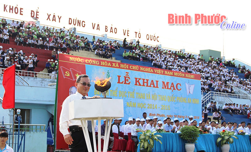 Phó chủ tịch thường trực UBND tỉnh Nguyễn Huy Phong châm ngọn đuốc khai mạc đại hội