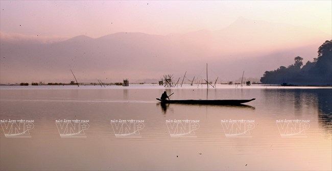 Những chiếc thuyền độc mộc nguyên bản của người dân bản địa trên hồ Lắk