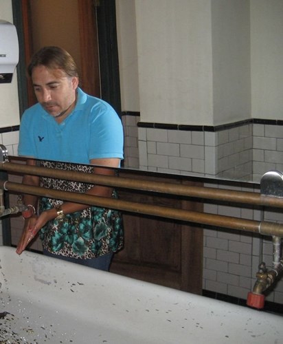 Nhờ chiếc gường, người đ&agrave;n &ocirc;ng mặc chiếc &aacute;o hai m&agrave;u!