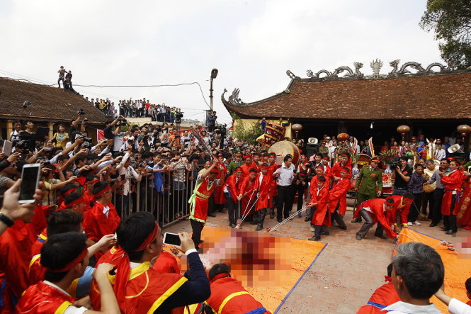 Năm nay ban tổ chức đã bố trí các hàng rào xung quanh khu vực hành lễ để đảm bảo an ninh trật tự