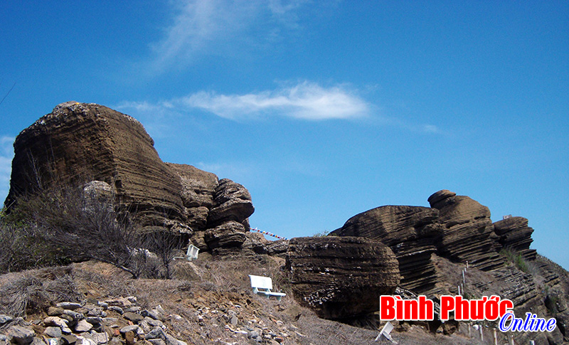 Những tảng đá khổng lồ có hình thù kỳ quái trên đỉnh núi Cao Cát