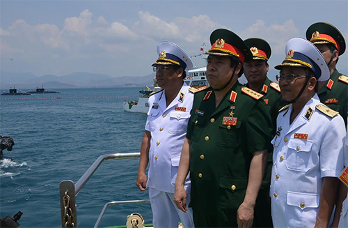 Đại tướng Phùng Quang Thanh, Ủy viên Bộ Chính trị, Phó bí thư Quân ủy Trung ương, Bộ trưởng Bộ Quốc phòng và lãnh đạo Quân chủng Hải quân duyệt đội hình trên biển.