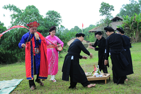 Những điệu m&uacute;a rộn r&atilde;, sắc m&agrave;u của d&acirc;n tộc T&agrave;y.