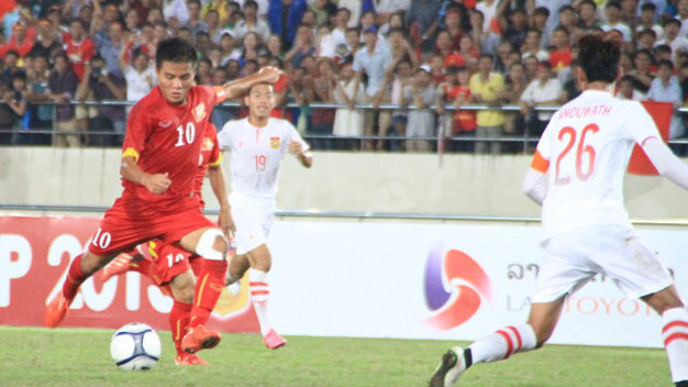 Cầu thủ U-19 Việt Nam (áo đỏ) trong trận bán kết thắng Lào - Ảnh: Hoàng Như