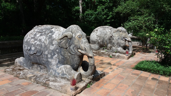 Các tượng voi cổ bằng đá trấn trạch theo tín ngưỡng người Việt tại di tích Vĩnh Lăng.