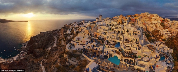  Lối kiến trúc kì lạ ở đảo Santorini từng mê hoặc biết bao khách du lịch trên toàn thế giới (Ảnh: exclusivepix media)