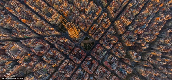  Những tòa cao ốc ở thành phố Barcelona được nhuộm sắc vàng trong giây phút đón chào bình minh (Ảnh: exclusivepix media)