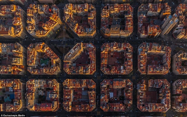  Như những mảnh ghép của trò chơi xếp hình, góc nhìn này của thành phố Barcelona gây ngạc nhiên cho không ít du khách (Ảnh: exclusivepix media)
